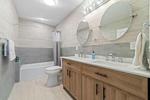 Villa ou maison à louer à North Miami Beach, Floride: 3 chambres, 224.54 m2 № 2187002 - photo 23