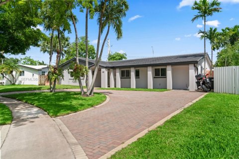Villa ou maison à louer à North Miami Beach, Floride: 3 chambres, 224.54 m2 № 2187002 - photo 3