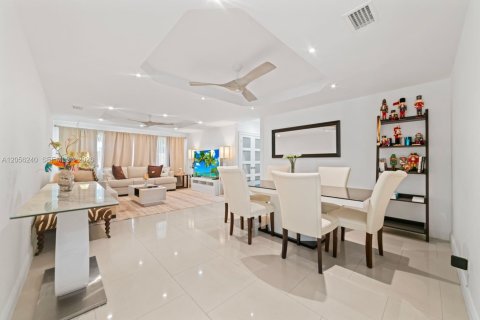 Villa ou maison à louer à North Miami Beach, Floride: 3 chambres, 224.54 m2 № 2187002 - photo 14