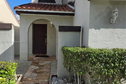 Villa ou maison à vendre à Hialeah, Floride: 3 chambres, 187.94 m2 № 2424741 - photo 2