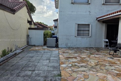 Villa ou maison à vendre à Hialeah, Floride: 3 chambres, 187.94 m2 № 2424741 - photo 10