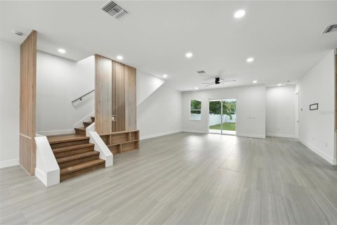 House in Orlando, Florida 5 bedrooms, 348.29 sq.m. № 1850256 - photo 6