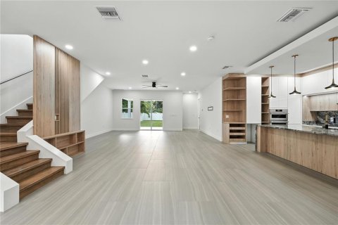 House in Orlando, Florida 5 bedrooms, 348.29 sq.m. № 1850256 - photo 5