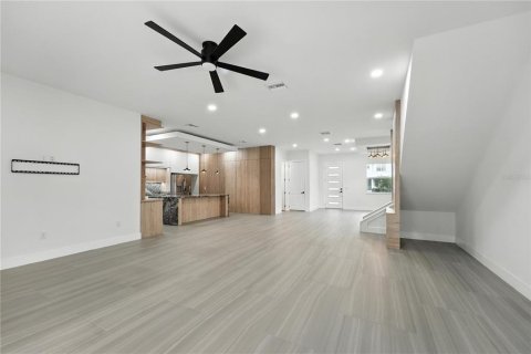 House in Orlando, Florida 5 bedrooms, 348.29 sq.m. № 1850256 - photo 13