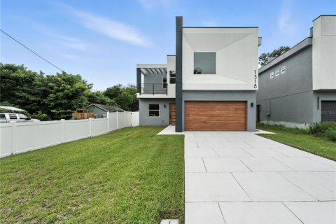 House in Orlando, Florida 5 bedrooms, 348.29 sq.m. № 1850256 - photo 1