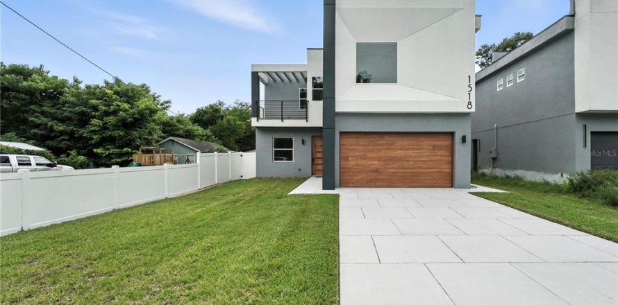 House in Orlando, Florida 5 bedrooms, 348.29 sq.m. № 1850256