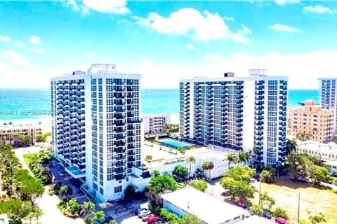 Condo in Pompano Beach, Florida, 2 bedrooms  № 2003435 - photo 2