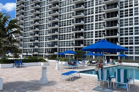 Condo in Pompano Beach, Florida, 2 bedrooms  № 2003435 - photo 23