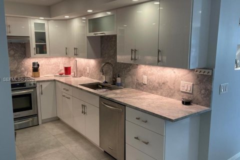 Condo in Pompano Beach, Florida, 2 bedrooms  № 2003435 - photo 6