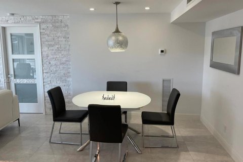 Condo in Pompano Beach, Florida, 2 bedrooms  № 2003435 - photo 8