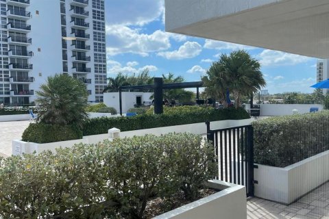 Condo in Pompano Beach, Florida, 2 bedrooms  № 2003435 - photo 20