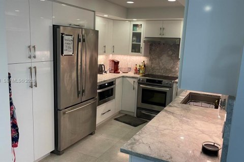 Condo in Pompano Beach, Florida, 2 bedrooms  № 2003435 - photo 5