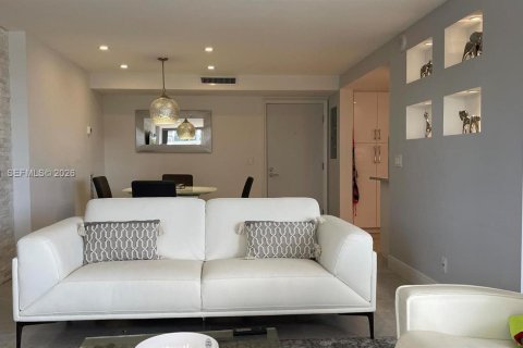 Condo in Pompano Beach, Florida, 2 bedrooms  № 2003435 - photo 7