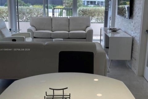 Condo in Pompano Beach, Florida, 2 bedrooms  № 2003435 - photo 4