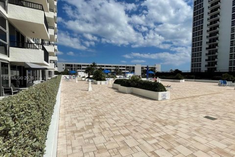 Condo in Pompano Beach, Florida, 2 bedrooms  № 2003435 - photo 25