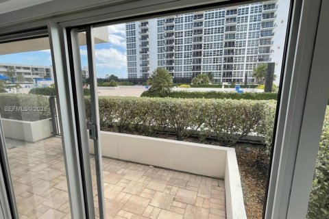 Condo in Pompano Beach, Florida, 2 bedrooms  № 2003435 - photo 13