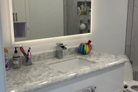 Condo in Pompano Beach, Florida, 2 bedrooms  № 2003435 - photo 16