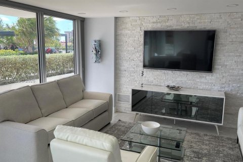 Condo in Pompano Beach, Florida, 2 bedrooms  № 2003435 - photo 10