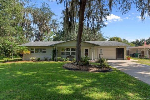 House in Inverness, Florida 2 bedrooms, 128.02 sq.m. № 2306225