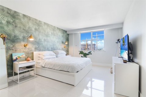Condo in Miami Beach, Florida, 2 bedrooms  № 2042083 - photo 12