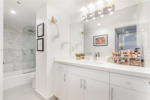 Condo in Miami Beach, Florida, 2 bedrooms  № 2042083 - photo 11