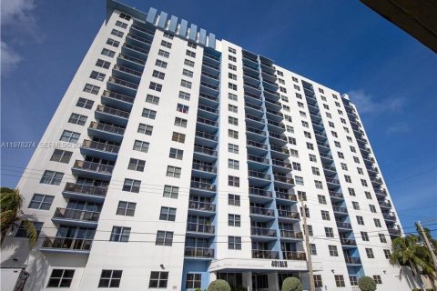 Condo in Miami Beach, Florida, 2 bedrooms  № 2042083 - photo 26