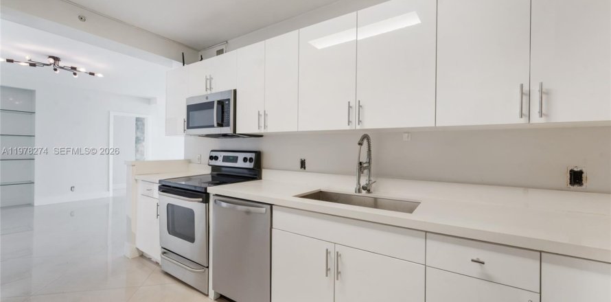 Condo in Miami Beach, Florida, 2 bedrooms  № 2042083