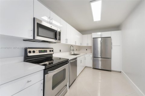 Condo in Miami Beach, Florida, 2 bedrooms  № 2042083 - photo 2