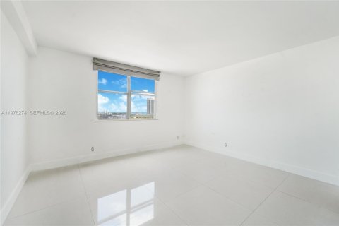 Condo in Miami Beach, Florida, 2 bedrooms  № 2042083 - photo 17