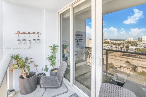 Condo in Miami Beach, Florida, 2 bedrooms  № 2042083 - photo 14