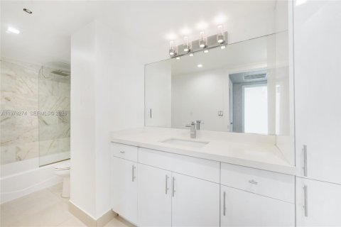 Condo in Miami Beach, Florida, 2 bedrooms  № 2042083 - photo 9