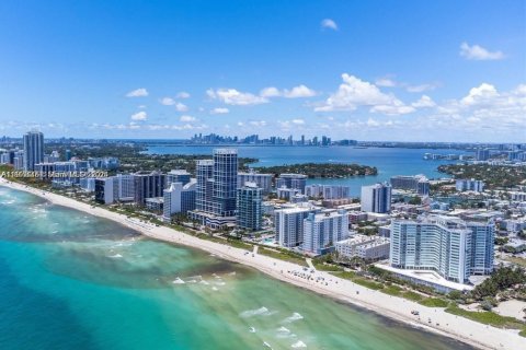 Condo in Miami Beach, Florida, 2 bedrooms  № 2042083 - photo 19