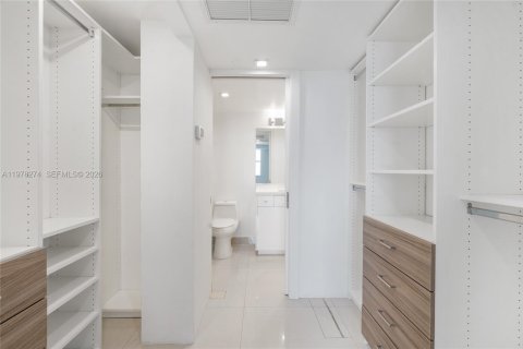 Condo in Miami Beach, Florida, 2 bedrooms  № 2042083 - photo 10