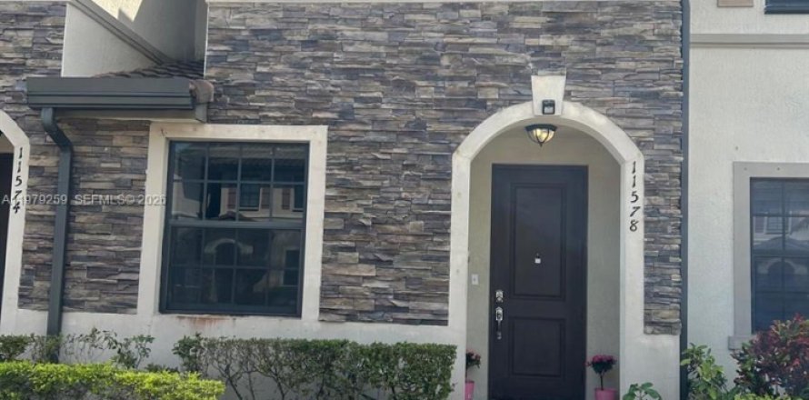 House in Homestead, Florida 3 bedrooms, 141.58 sq.m. № 2046019