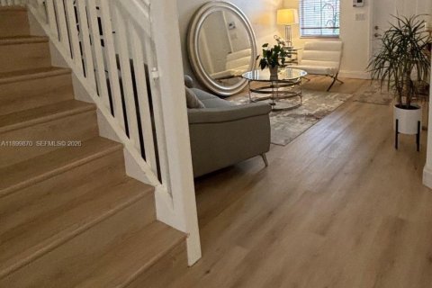 Снять в аренду таунхаус в Майами, Флорида 4 спальни, 166.57м2, № 2040746 - фото 2