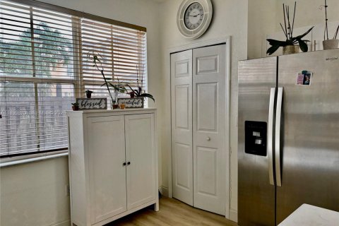 Снять в аренду таунхаус в Майами, Флорида 4 спальни, 166.57м2, № 2040746 - фото 3