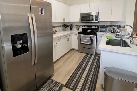 Снять в аренду таунхаус в Майами, Флорида 4 спальни, 166.57м2, № 2040746 - фото 18