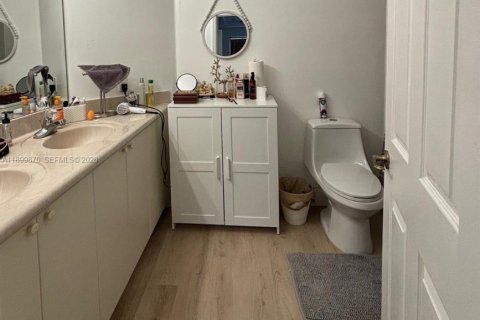 Снять в аренду таунхаус в Майами, Флорида 4 спальни, 166.57м2, № 2040746 - фото 28