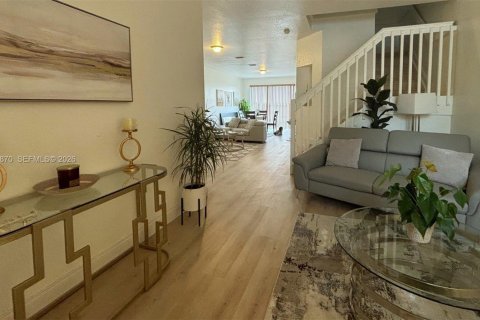 Снять в аренду таунхаус в Майами, Флорида 4 спальни, 166.57м2, № 2040746 - фото 6