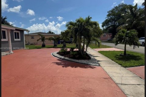 House in Miramar, Florida 3 bedrooms № 2044509 - photo 2