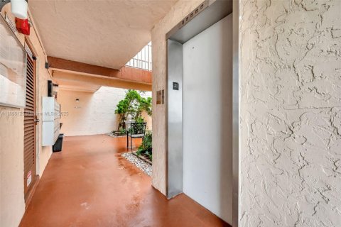 Condo in Deerfield Beach, Florida, 2 bedrooms  № 1930574 - photo 4