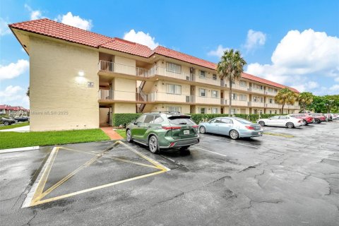 Condo in Deerfield Beach, Florida, 2 bedrooms  № 1930574 - photo 1