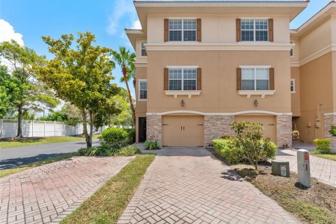 Townhouse in New Port Richey, Florida 3 bedrooms, 158.86 sq.m. № 1883755 - photo 1