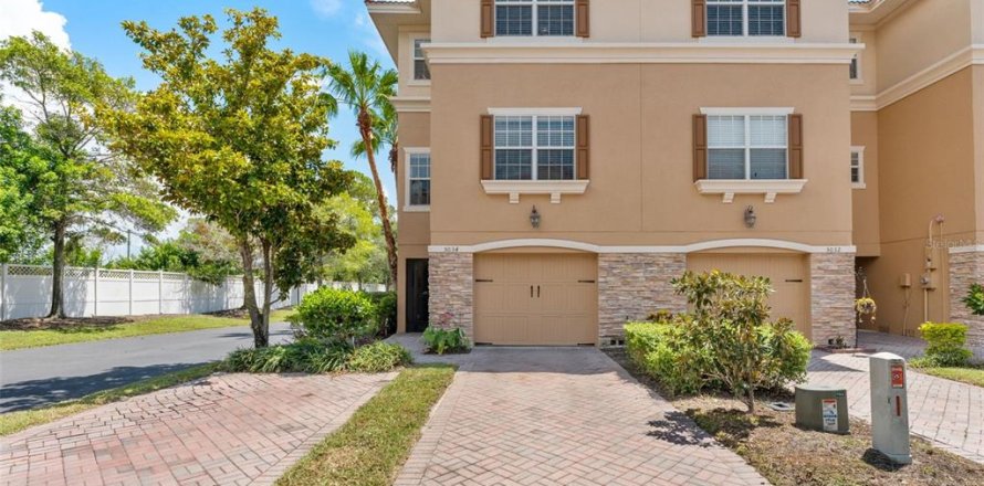 Townhouse in New Port Richey, Florida 3 bedrooms, 158.86 sq.m. № 1883755