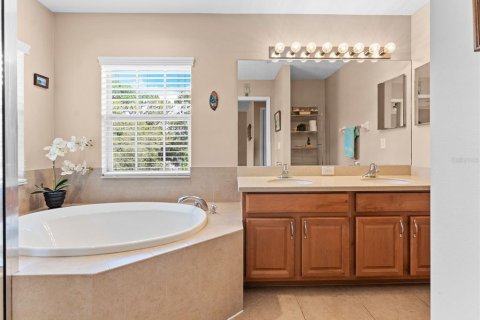 Townhouse in New Port Richey, Florida 3 bedrooms, 158.86 sq.m. № 1883755 - photo 26