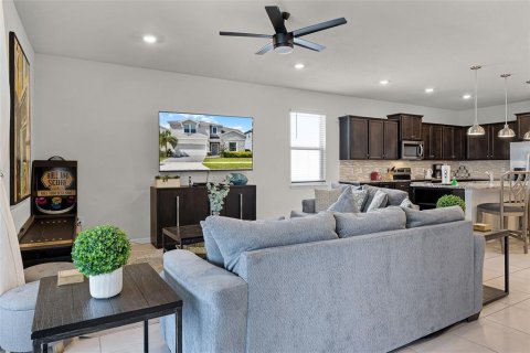 House in Davenport, Florida 8 bedrooms, 374.95 sq.m. № 1908996 - photo 6