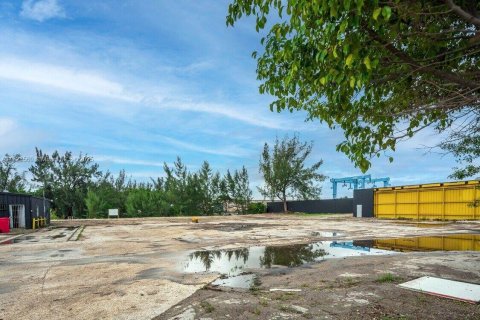 Propiedad comercial en venta en Miami, Florida № 1790862 - foto 9