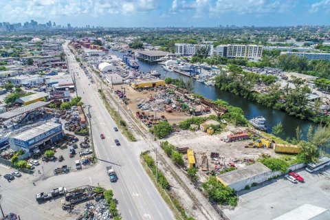 Propiedad comercial en venta en Miami, Florida № 1790862 - foto 4