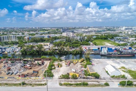 Propiedad comercial en venta en Miami, Florida № 1790862 - foto 6