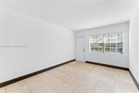 Снять в аренду квартиру в Майами, Флорида 1 спальня, 49.89м2, № 2043653 - фото 9